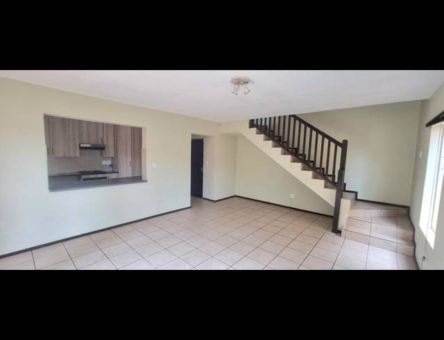 3 BEDROOM TOWNHOUSE FOR SALE IN HEUWELSIG ESTATE